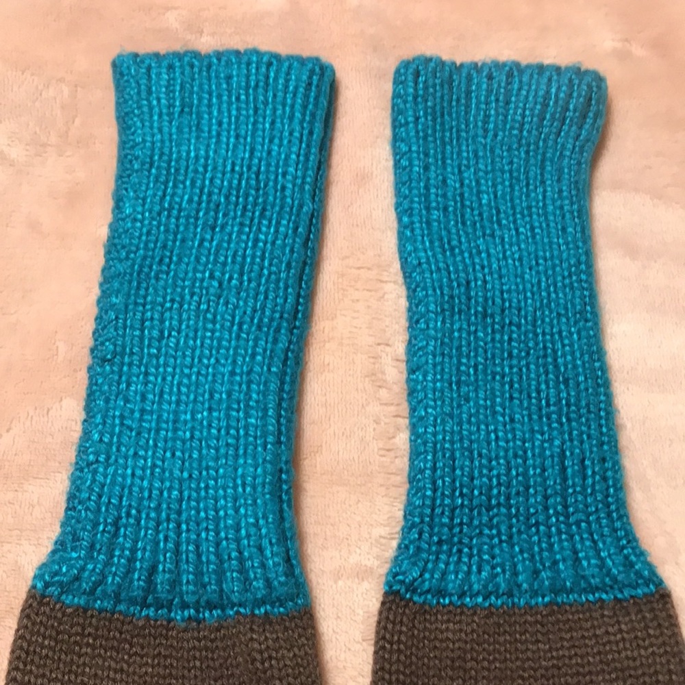 Women’s Knit Style Two/Toned colored Gloves/Final Price - Picture 3 of 9